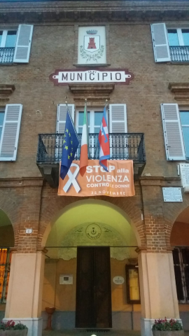 A Castelnuovo Belbo una panchina arancione per i diritti delle donne