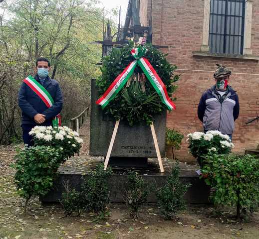 4 novembre: corona al monumento dei caduti a Castelnuovo Belbo